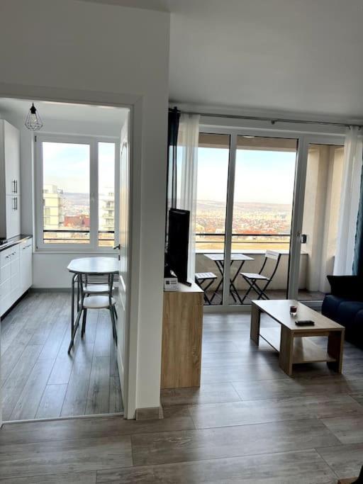 Cityscape Corner Apartment *