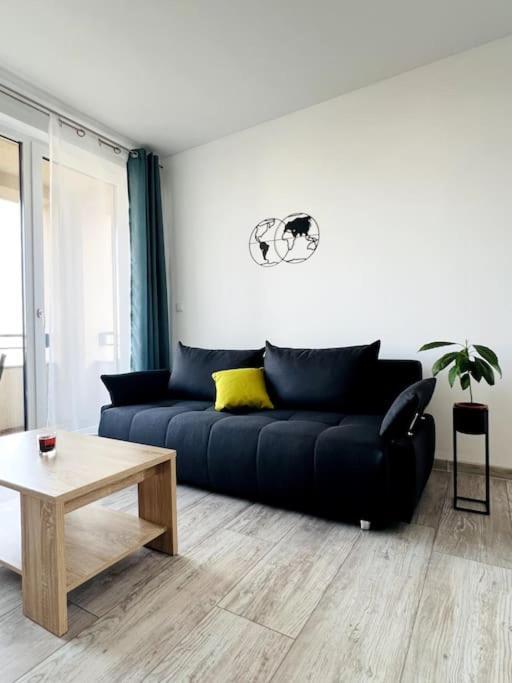 Cityscape Corner Apartment *